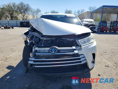 Piąte zdjęcie samochodu w środku: 2019 TOYOTA HIGHLANDER LE PLUS VIN:5TDZZRFH9KS338706 - miniatura