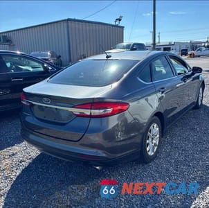 Czwarte zdjęcie samochodu z boku: 2017 FORD FUSION S VIN:3FA6P0G71HR159331 - miniatura