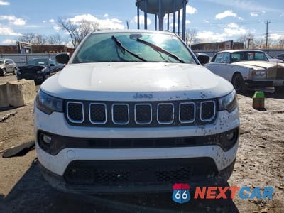 Piąte zdjęcie samochodu w środku: 2023 JEEP COMPASS LATITUDE VIN:3C4NJDBN2PT553250 - miniatura