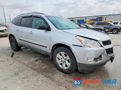 Czwarte zdjęcie samochodu z boku: 2011 CHEVROLET TRAVERSE LS VIN:1GNKRFED0BJ409021 - miniatura