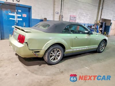 Trzecie zdjęcie samochodu z tyłu: 2005 FORD MUSTANG VIN:1ZVFT84N055192808 - miniatura