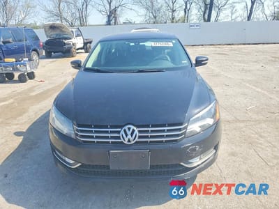 Piąte zdjęcie samochodu w środku: 2015 VOLKSWAGEN PASSAT S VIN:1VWAS7A39FC114017 - miniatura