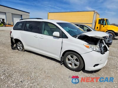 Czwarte zdjęcie samochodu z boku: 2015 TOYOTA SIENNA LE 8-PASSENGER VIN:5TDKK3DCXFS642272 - miniatura