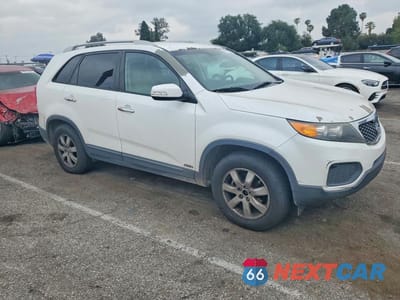 Czwarte zdjęcie samochodu z boku: 2013 KIA SORENTO LX VIN:5XYKTDA29DG403076 - miniatura