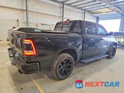 Trzecie zdjęcie samochodu z tyłu: 2021 RAM 1500 LARAMIE VIN:1C6SRFJT8MN507237 - miniatura