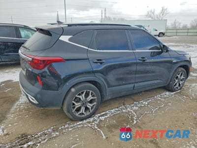 Trzecie zdjęcie samochodu z tyłu: 2021 KIA SELTOS EX VIN:KNDERCAA4M7043693 - miniatura