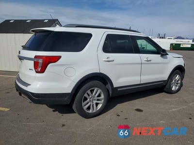 Trzecie zdjęcie samochodu z tyłu: 2018 FORD EXPLORER XLT VIN:1FM5K8D85JGC72823 - miniatura