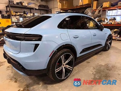 Czwarte zdjęcie samochodu z boku: 2025 PORSCHE MACAN TURBO VIN:WP1AC2XA5SL175556 - miniatura