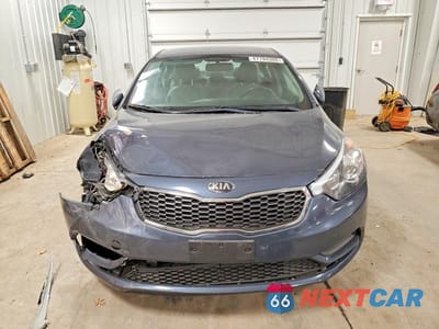 Piąte zdjęcie samochodu w środku: 2016 KIA FORTE LX VIN:KNAFX4A60G5521214 - miniatura