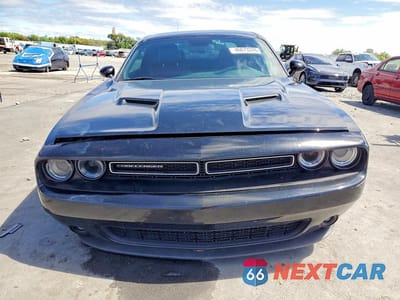 Piąte zdjęcie samochodu w środku: 2018 DODGE CHALLENGER SXT VIN:2C3CDZAGXJH110881 - miniatura
