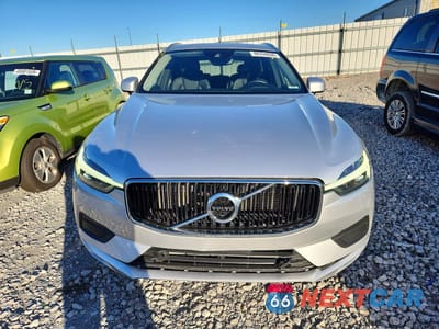 Piąte zdjęcie samochodu w środku: 2021 VOLVO XC60 T5 MOMENTUM VIN:YV4102RK4M1835374 - miniatura