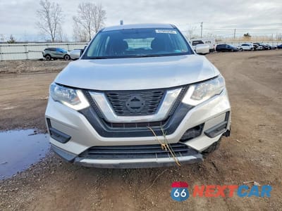 Piąte zdjęcie samochodu w środku: 2017 NISSAN ROGUE S VIN:KNMAT2MV8HP520995 - miniatura