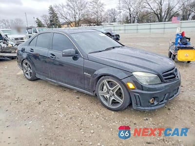 Czwarte zdjęcie samochodu z boku: 2010 MERCEDES-BENZ C 63 AMG VIN:WDDGF7HB4AF401826 - miniatura