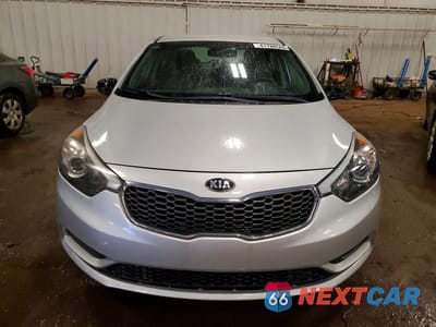 Piąte zdjęcie samochodu w środku: 2015 KIA FORTE LX VIN:KNAFK4A65F5434079 - miniatura