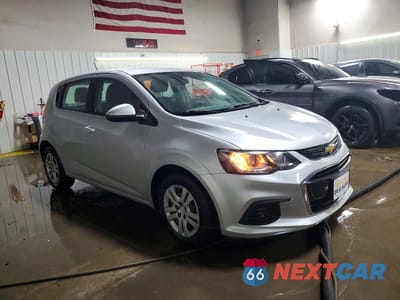 Czwarte zdjęcie samochodu z boku: 2019 CHEVROLET SONIC VIN:1G1JG6SB4K4144690 - miniatura