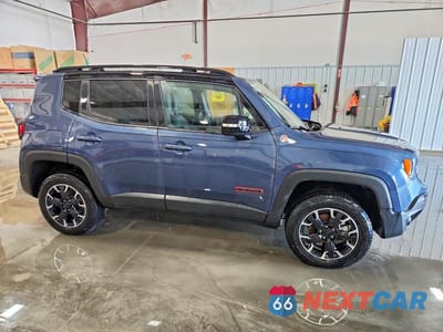 Czwarte zdjęcie samochodu z boku: 2023 JEEP RENEGADE TRAILHAWK VIN:ZACNJDC13PPP35085 - miniatura