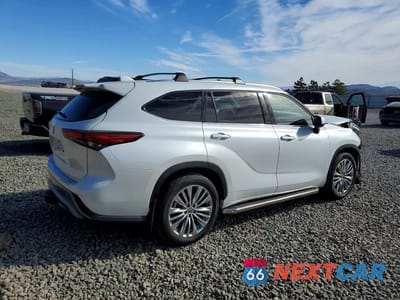 Trzecie zdjęcie samochodu z tyłu: 2022 TOYOTA HIGHLANDER PLATINUM VIN:5TDFZRBH9NS228879 - miniatura