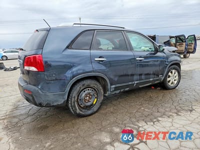 Trzecie zdjęcie samochodu z tyłu: 2013 KIA SORENTO LX VIN:5XYKTDA26DG345637 - miniatura