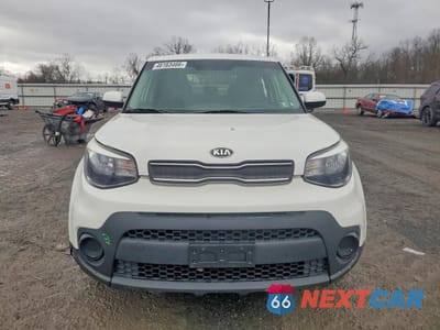 Piąte zdjęcie samochodu w środku: 2017 KIA SOUL BASE VIN:KNDJN2A28H7496184 - miniatura
