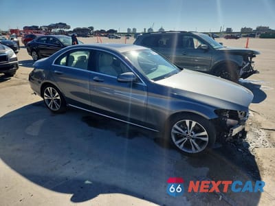 Czwarte zdjęcie samochodu z boku: 2018 MERCEDES-BENZ C 300 VIN:55SWF4JB1JU272395 - miniatura