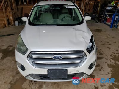 Piąte zdjęcie samochodu w środku: 2017 FORD ESCAPE SE VIN:1FMCU9G96HUA23082 - miniatura
