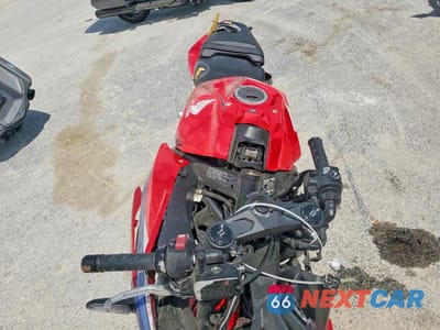 Piąte zdjęcie samochodu w środku: 2024 HONDA CBR650 R VIN:MLHRH1552R5000380 - miniatura