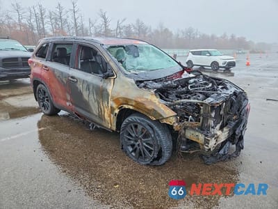 Czwarte zdjęcie samochodu z boku: 2019 TOYOTA HIGHLANDER SE VIN:5TDJZRFH0KS611108 - miniatura