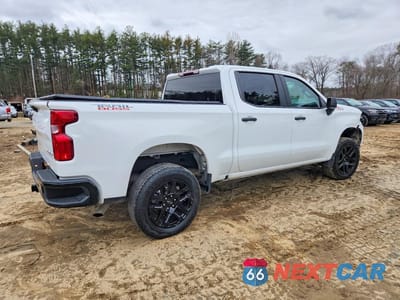 Trzecie zdjęcie samochodu z tyłu: 2024 CHEVROLET SILVERADO K1500 TRAIL BOSS CUSTOM VIN:3GCPDCEK8RG204116 - miniatura