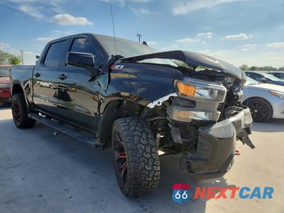 Czwarte zdjęcie samochodu z boku: 2021 CHEVROLET SILVERADO K1500 TRAIL BOSS CUSTOM VIN:3GCPYCEF2MG383740 - miniatura