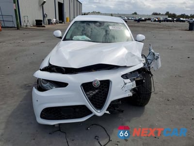 Piąte zdjęcie samochodu w środku: 2017 ALFA ROMEO GIULIA VIN:ZARFAEBN3H7535619 - miniatura
