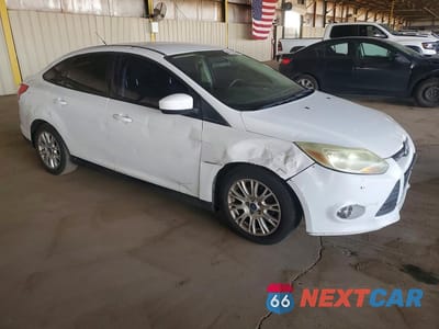 Czwarte zdjęcie samochodu z boku: 2012 FORD FOCUS S VIN:1FAHP3F22CL379360 - miniatura