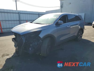 2020 KIA SORENTO LX V6 5XYPGDA57LG692221 - główne zdjęcie licytacji z USA - miniatura