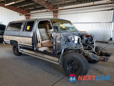 Czwarte zdjęcie samochodu z boku: 1987 CHEVROLET SUBURBAN R20 VIN:1GCGR26N8HF133214 - miniatura