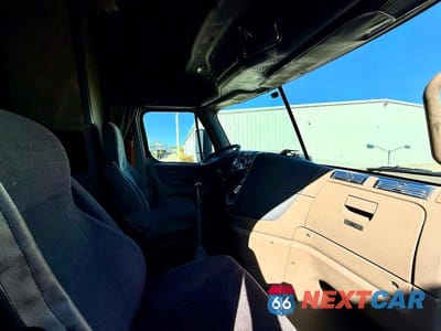 Piąte zdjęcie samochodu w środku: 2018 FREIGHTLINER CASCADIA TRUCKS VIN:1FUJGLDR6JLHF2531 - miniatura