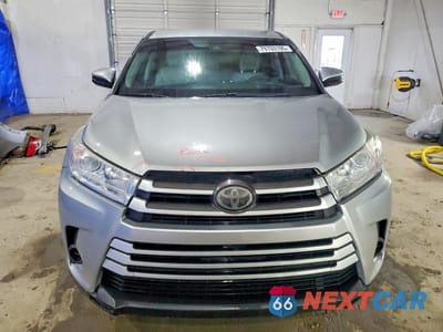 Piąte zdjęcie samochodu w środku: 2017 TOYOTA HIGHLANDER LE VIN:5TDZARFH5HS024812 - miniatura