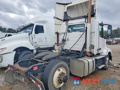 Czwarte zdjęcie samochodu z boku: 2015 VOLVO VNL SEMI TRUCK VIN:4V4N19TG6FN922790 - miniatura