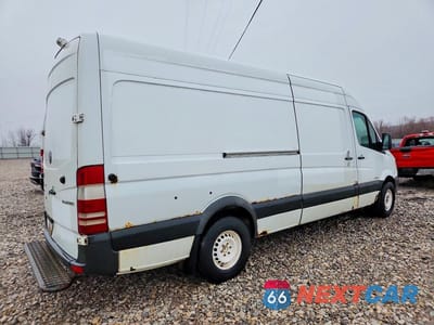 Trzecie zdjęcie samochodu z tyłu: 2014 MERCEDES BENZ SPRINTER 2500 DELIVERY VAN VIN:WD3PE8DE2E5900729 - miniatura