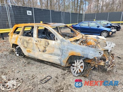 Czwarte zdjęcie samochodu z boku: 2017 JEEP GRAND CHEROKEE LAREDO VIN:1C4RJFAG3HC849018 - miniatura