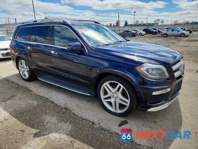 Czwarte zdjęcie samochodu z boku: 2015 MERCEDES-BENZ GL 550 4MATIC VIN:4JGDF7DE1FA552703 - miniatura