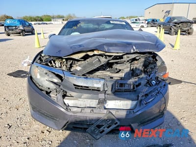 Piąte zdjęcie samochodu w środku: 2017 HONDA CIVIC LX VIN:2HGFC4B51HH300429 - miniatura