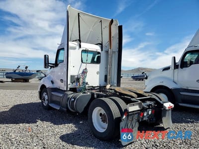 Trzecie zdjęcie samochodu z tyłu: 2016 KENWORTH T680 SEMI TRUCK VIN:1XKYA48X8GJ496618 - miniatura