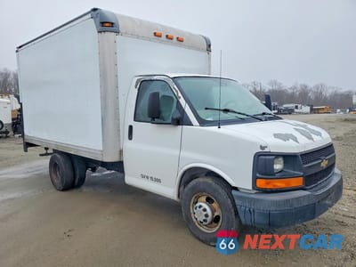 Czwarte zdjęcie samochodu z boku: 2012 CHEVROLET EXPRESS BOX TRUCK VIN:1GB0G2CA2B1145912 - miniatura