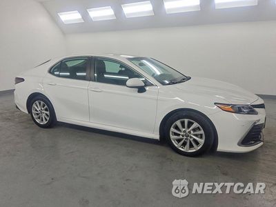 Czwarte zdjęcie samochodu z boku: 2022 TOYOTA CAMRY LE VIN:4T1C11AK0NU636901 - miniatura
