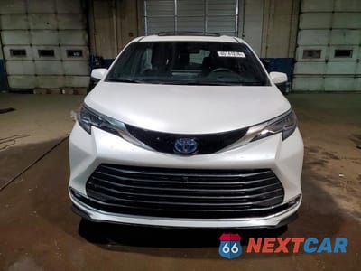 Piąte zdjęcie samochodu w środku: 2025 TOYOTA SIENNA PLATINUM 7-PASSENGER VIN:5TDESKFC3SS201341 - miniatura