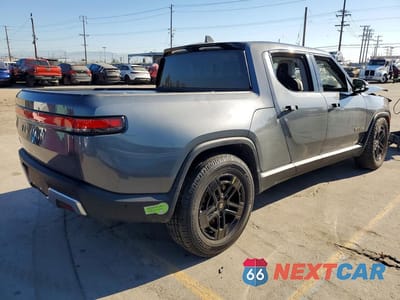 Trzecie zdjęcie samochodu z tyłu: 2023 RIVIAN R1T ADVENTURE VIN:7FCTGAAA4PN001004 - miniatura