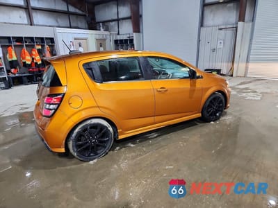 Trzecie zdjęcie samochodu z tyłu: 2018 CHEVROLET SONIC LT VIN:1G1JC6SB1J4117375 - miniatura