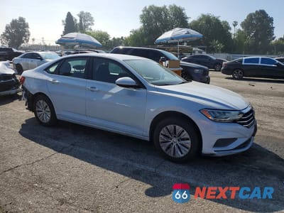 Czwarte zdjęcie samochodu z boku: 2019 VOLKSWAGEN JETTA S VIN:3VWC57BU8KM115868 - miniatura