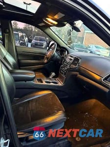 Piąte zdjęcie samochodu w środku: 2021 JEEP GRAND CHEROKEE LAREDO VIN:1C4RJFAG0MC541945 - miniatura