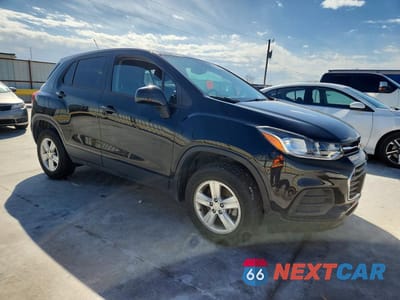 Czwarte zdjęcie samochodu z boku: 2022 CHEVROLET TRAX LS VIN:KL7CJNSM8NB555665 - miniatura