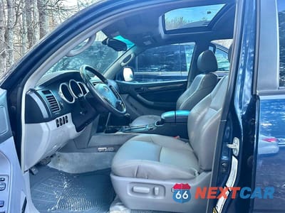 Piąte zdjęcie samochodu w środku: 2004 TOYOTA 4RUNNER LIMITED VIN:JTEBT17R748009565 - miniatura